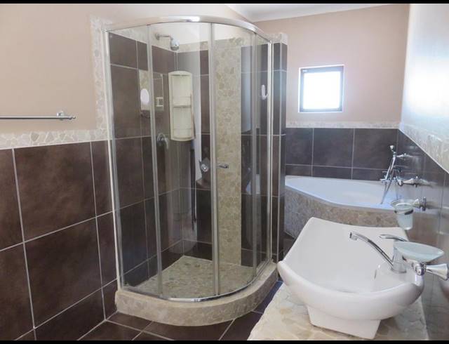 4 BEDROOM HOUSE FOR SALE IN COUNTRY CLUB